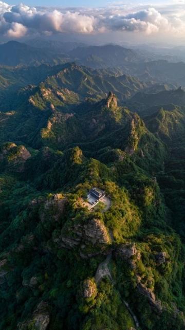 长虫山作为昆明市区周边的热门徒步胜地,其经典语录常以登山体验、自然景观和城市俯瞰