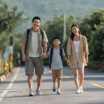 全家出动花两万机票送子上大学引发热议