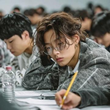 岁月流水,情感相连:试写2025高考名题作文之二