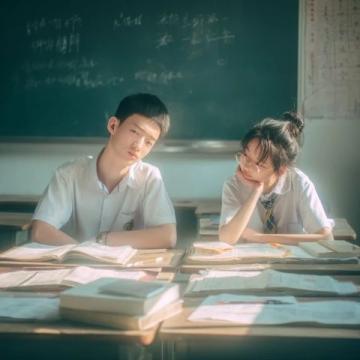 初中生作文看哭全网，仅用一句"阳光总在风雨后"点亮千万心灵