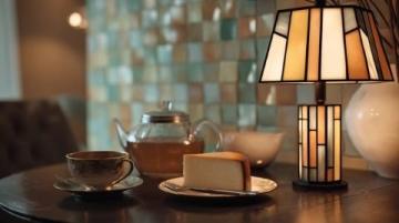 阳光轻抚茶席：一杯清茗，光影摇曳的宁静时光