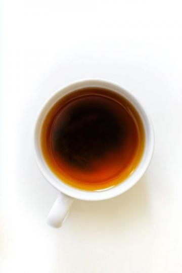 阳光轻抚茶席：一杯清茗，光影摇曳的宁静时光