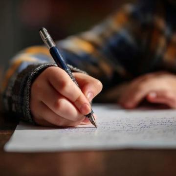 万能作文开头结尾句：成长、亲情友情与青春叙事佳句集锦