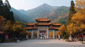 荆州古城龙山门:李白、苏轼等文豪笔下的赏菊胜地