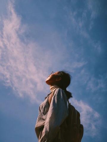 薄土隔世情：初三少年作文悼念逝去的奶奶