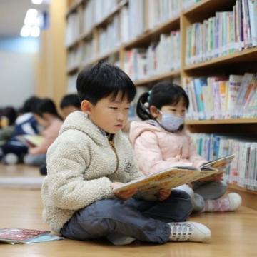 兄妹共读书香满：小满与哥哥的夏日学习时光