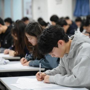 中考满分作文:扶手带来的思考与感悟