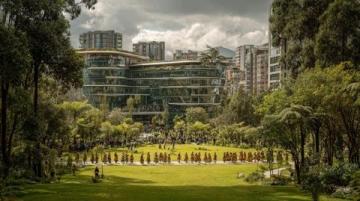 人民公园里的环保舞蹈：共建绿色文明广场