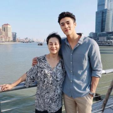 高考满分作文母亲分享游历感悟,荣威D7 DMH诠释中国制造精神传承