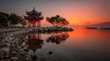 一天之内连刷十条朋友圈都晒西湖晚霞，我突然打开这篇文章。