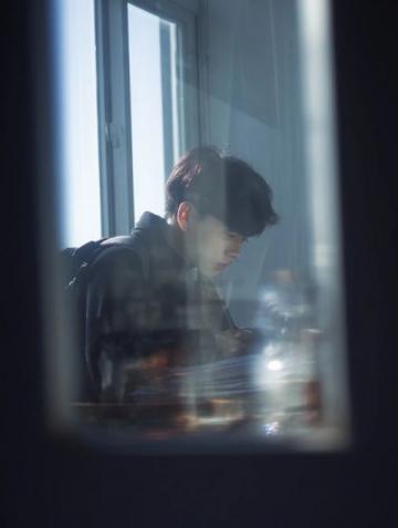 只是一层薄薄的土，人与人就再难相见了！初三男孩儿写作文怀念去世的奶奶