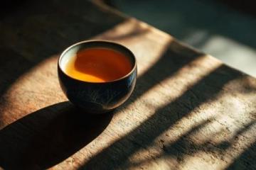 从热烈到沉静:以酒与茶品味人生哲学的两种境界