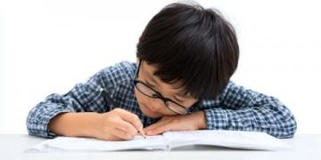 孩子写作文总是卡壳捣乱？深度解析“系统重启”的信号与高效素材挖掘法