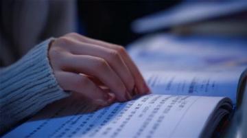 2025高考作文高分范文:现代诗歌风格的磅礴生命表达与写作技巧