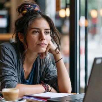 今天在普通班上课,讲评作文,现在初一孩子的作文能让我无障碍读下来的已经是不错的