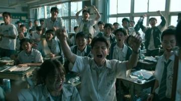 初中生优秀作文于低谷中蓄力，在破晓时绽放