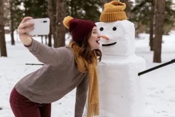 冬日奇遇:小学生寒假雪地堆雪人与欢乐雪仗记