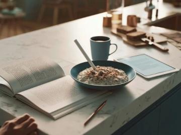回忆里的炊烟：时光、爱与简单生活的诗意