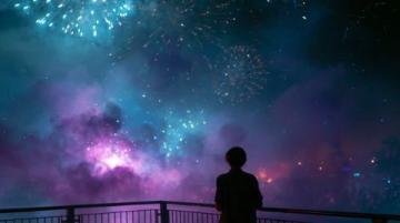 烟花在夜空中绽放，照亮了童年最美好的回忆