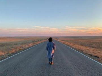 每日名言感悟：人生旅途的豁达与生活中的小确幸