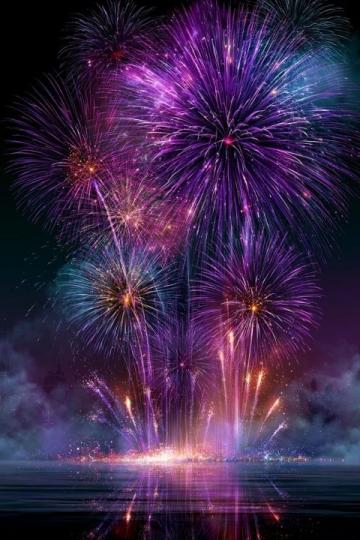 烟花在夜空中绽放，照亮了童年最美好的回忆