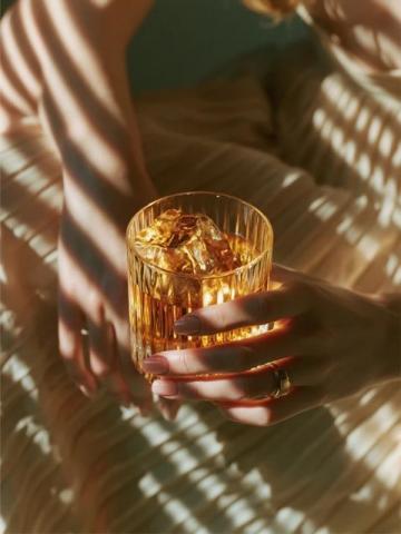 女人和酒是男人的两大快乐，情感陪伴与适度放松，让平凡日子更有烟火气