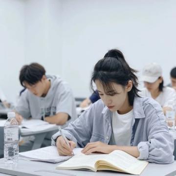 北京中考作文题目 2026 年真题出炉,语言滋味与攀登幸福,附真题解析