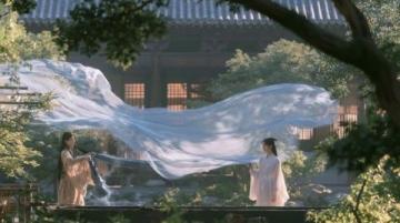 女人是水做的”出自红楼梦,系宝玉名言“女儿是水做的骨肉”。