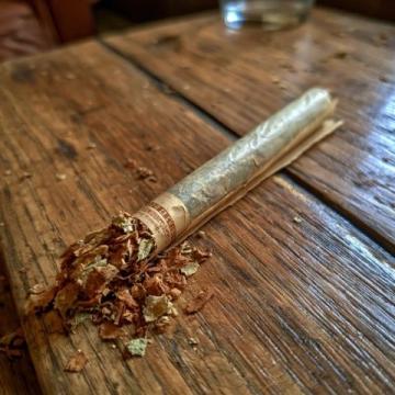 小学生作文父亲的烟算清吸烟账单,看完后我默默把烟掐了,为了家人赶紧戒烟!