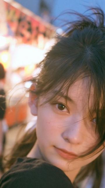中秋节两岁半小孙女“写”作文,童真记录家庭团圆,三代人温情互动瞬间