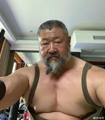 一位男士小作文称,在非常艰难的时刻向弟弟借八百元钱