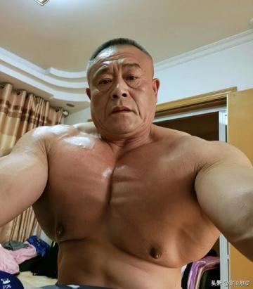 一位男士小作文称,在非常艰难的时刻向弟弟借八百元钱